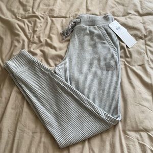 NWT ALO muse sweatpants/joggers. Heather gray.